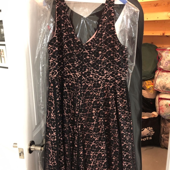 Beautiful lace and pink dress. - Picture 2 of 3